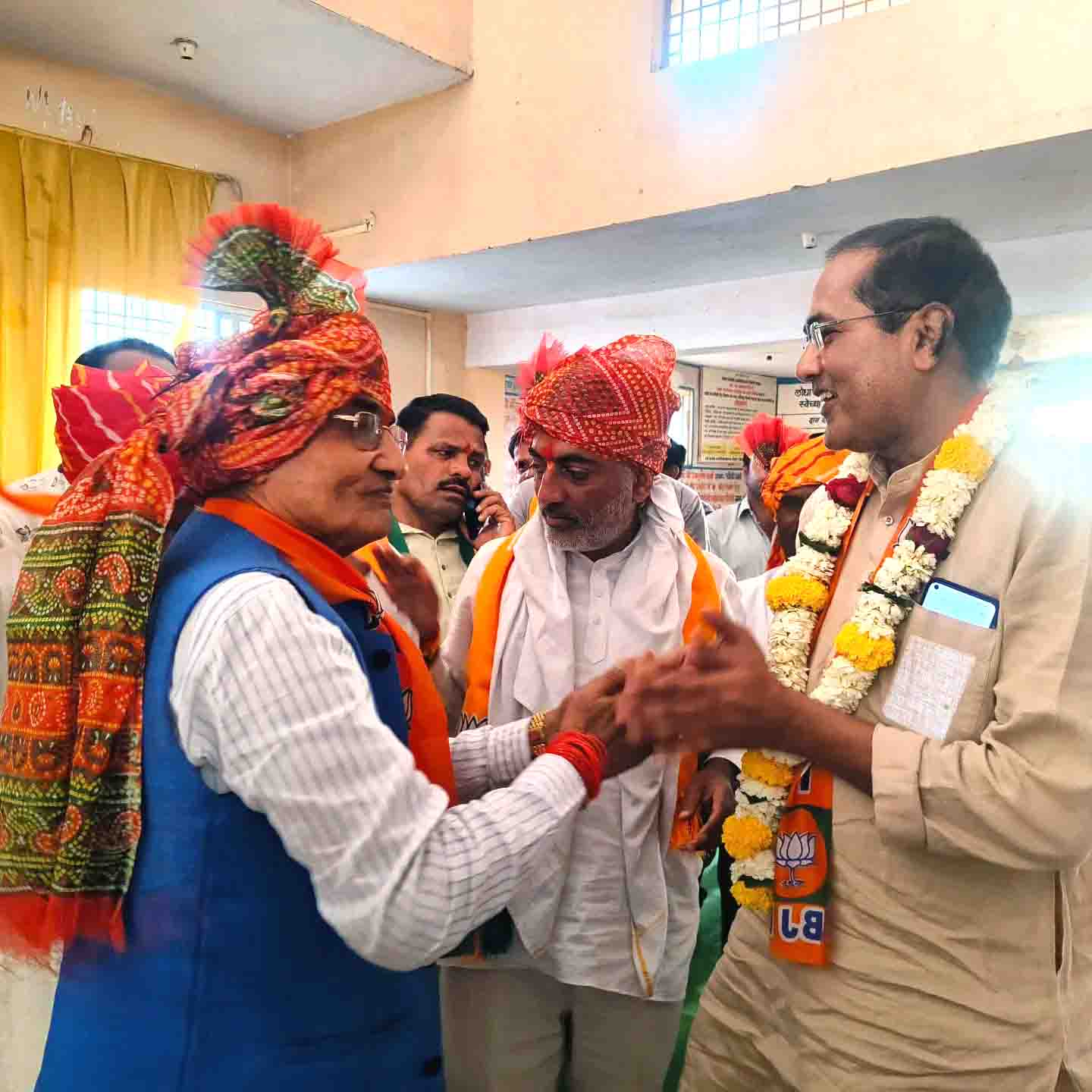 सांसद प्रत्याशी दर्शनसिंह चौधरी के समक्ष भाजपा में हुए शामिल 100 से अधिक आप पदाधिकारी