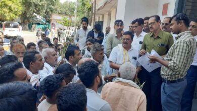किसानों ने सौंपा ज्ञापन: कहा, जिन किसानों केसीसी ऋण नहीं है उन्हें अतिरिक्त मुआवजा दिलाया जाए