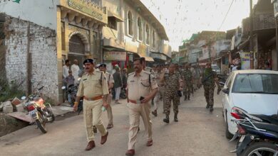 पुलिस और अर्द्धसैनिक बल के जवानों ने निकाला फ्लैग मार्च