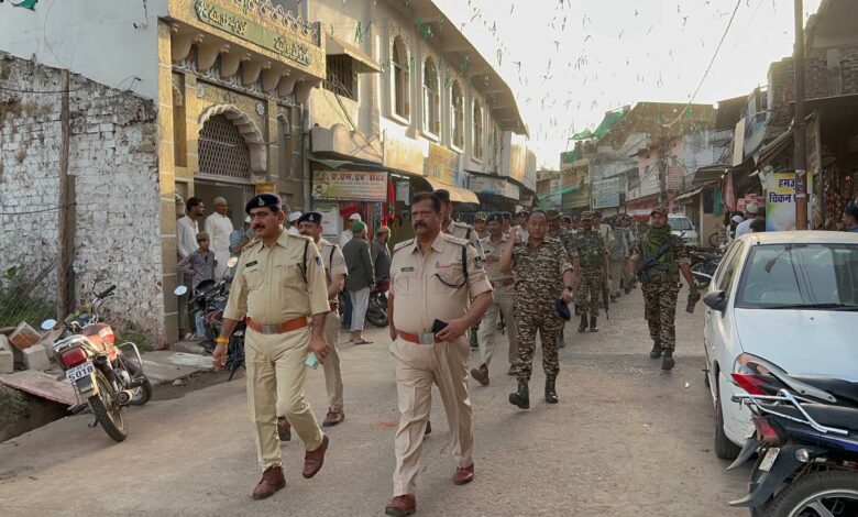 पुलिस और अर्द्धसैनिक बल के जवानों ने निकाला फ्लैग मार्च