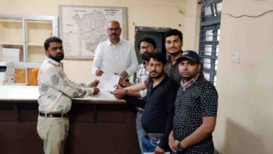 प्रिंटिंग प्रेस संचालकों ने सौंपा ज्ञापन, नपा पर बाहर के व्यक्ति को कम रेट में टेंडर देने का आरोप