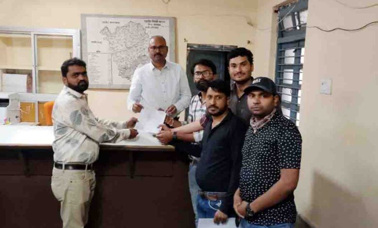 प्रिंटिंग प्रेस संचालकों ने सौंपा ज्ञापन, नपा पर बाहर के व्यक्ति को कम रेट में टेंडर देने का आरोप