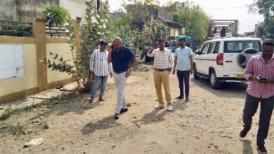 प्रशासन ने शहर में लगे राजनीतिक दलों के झंडे और बैनर-पोस्टर हटाए