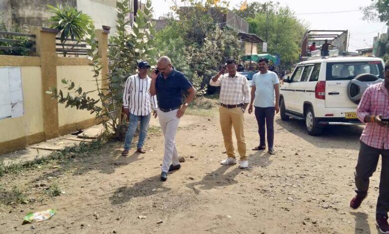 प्रशासन ने शहर में लगे राजनीतिक दलों के झंडे और बैनर-पोस्टर हटाए