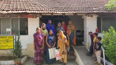 समूह लोन के लाखों रुपये लेकर महिला हुई फरार, समूह की महिलाओं ने लगाई न्याय की गुहार