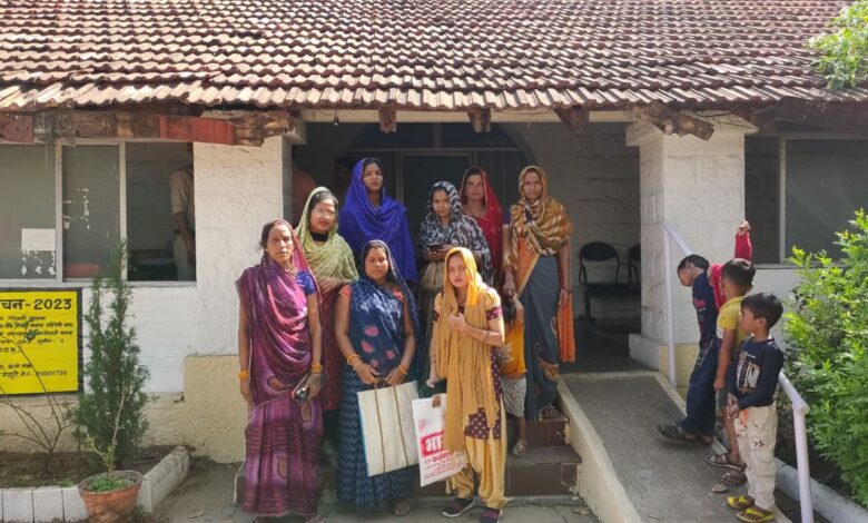 समूह लोन के लाखों रुपये लेकर महिला हुई फरार, समूह की महिलाओं ने लगाई न्याय की गुहार