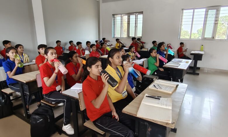 वाटर बेल लगाकर विद्यालय द्वारा बच्चों को पानी पीने के लिए किया प्रेरित