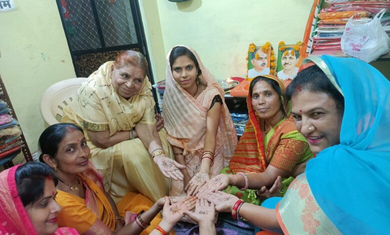 लोकसभा चुनाव में भाजपा महिला मोर्चा की प्रचार के लिए कमल मेंहदी